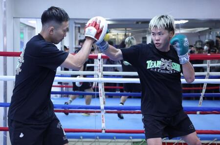 　ミット打ちで汗を流す那須川天心（撮影・金田祐二）