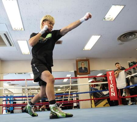 　調整する那須川天心（撮影・金田祐二）
