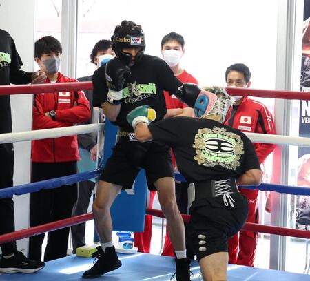 　那須川天心のスパーリングを視察する大橋ジム陣営（撮影・金田祐二）