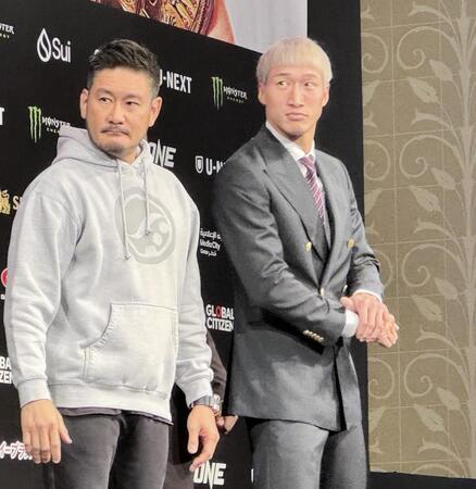 　ＯＮＥ日本大会の会見に出席した安保瑠輝也（右）。左はチャトリＣＥＯ