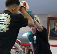 　ミット打ちで汗を流す那須川天心（撮影・金田祐二）