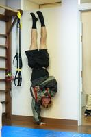 　片手で逆立ちする那須川天心（撮影・金田祐二）