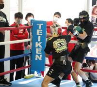 　那須川天心のスパーリングを視察する大橋ジム陣営（撮影・金田祐二）