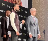 　ＯＮＥ日本大会の会見で対戦相手のグレゴリアン（左）と対面した安保瑠輝也