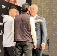 　ＯＮＥ日本大会の会見でグレゴリアン（手前）とのフェースオフの際に日本語で挑発する安保瑠輝也（右）