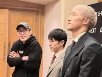 　ＯＮＥ日本大会の会見に出席後、囲み取材に応じる（左から）青木真也、吉成名高、安保瑠輝也