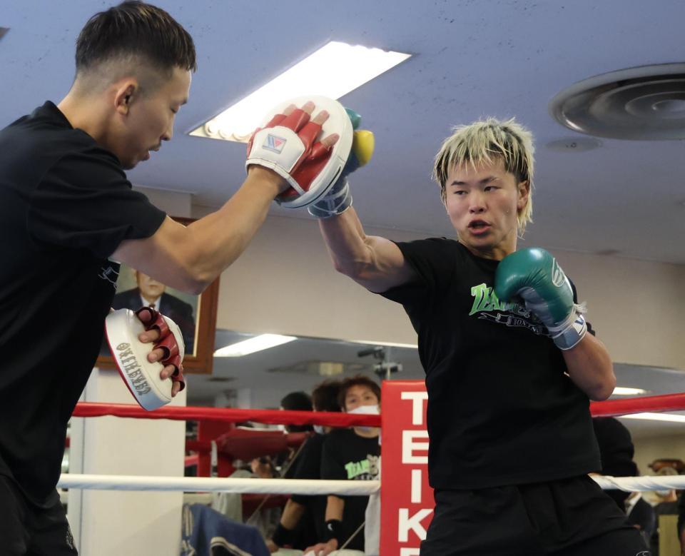 　ミット打ちで汗を流す那須川天心（撮影・金田祐二）