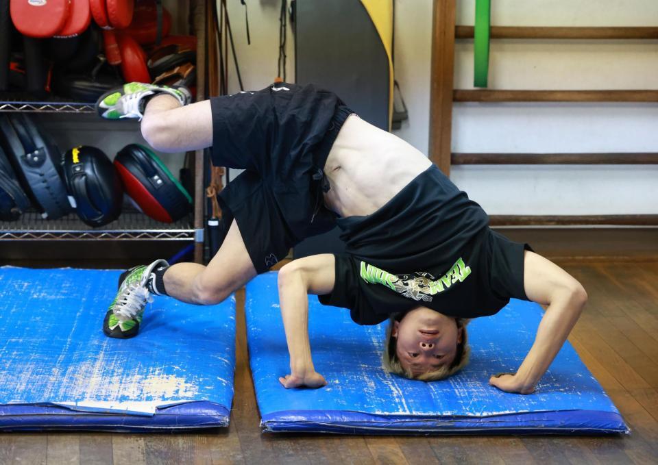 　調整する那須川天心（撮影・金田祐二）