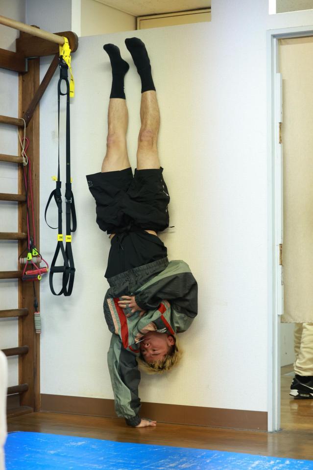 　片手で逆立ちする那須川天心（撮影・金田祐二）