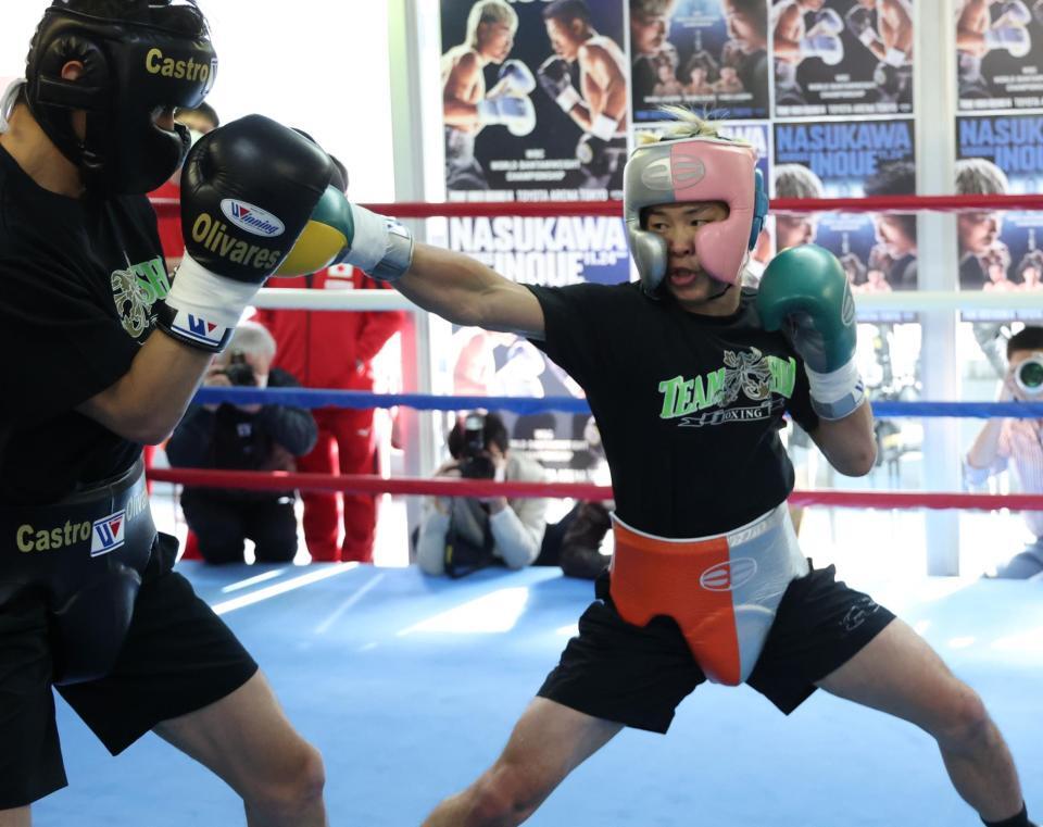 　スパーリングで汗を流す那須川天心（撮影・金田祐二）