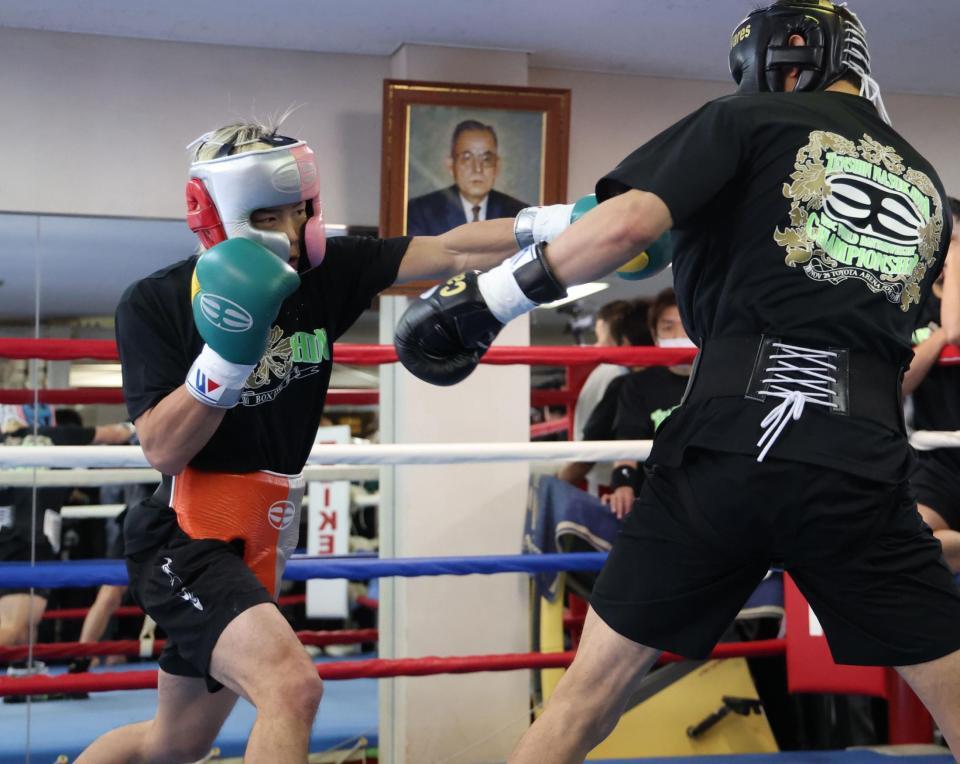 　スパーリングで汗を流す那須川天心（撮影・金田祐二）