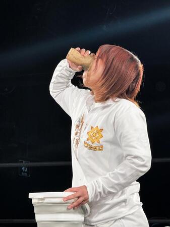 　持参した泥水をガブ飲みし、周囲を驚かせた石川奈青