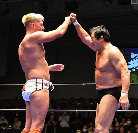 健闘を称えあうザック・セイバーＪｒ（左）と藤波辰爾＝後楽園ホール