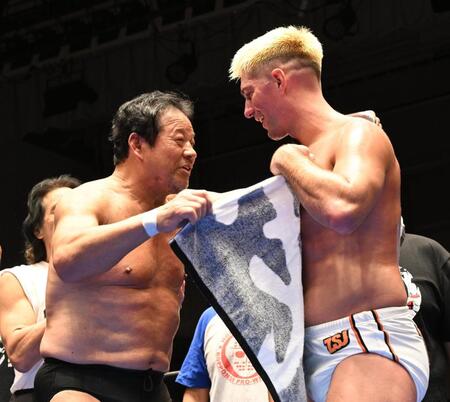 ザック・セイバーＪｒ（右）に無我のタオルをプレゼントする藤波辰爾＝後楽園ホール