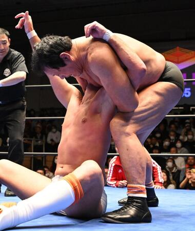 　ザック・セイバーＪｒ（下）を攻める藤波辰爾