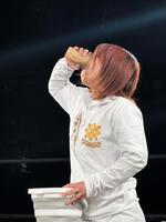 　持参した泥水をガブ飲みし、周囲を驚かせた石川奈青