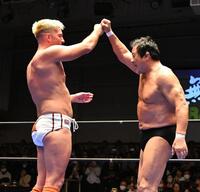 健闘を称えあうザック・セイバーＪｒ（左）と藤波辰爾＝後楽園ホール