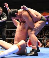 　ザック・セイバーＪｒ（下）を攻める藤波辰爾