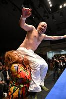 　黒潮ＴＯＫＹＯジャパン（下）を攻める越中詩郎