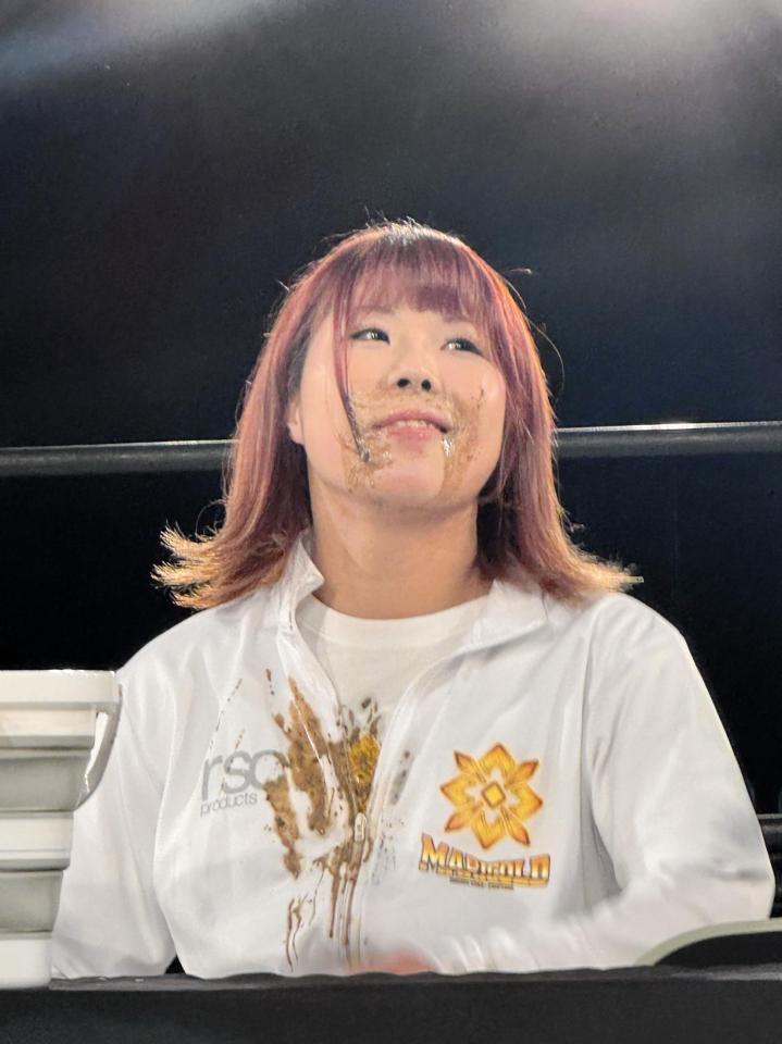 　持参した泥水をガブ飲みし、周囲を驚かせた石川奈青