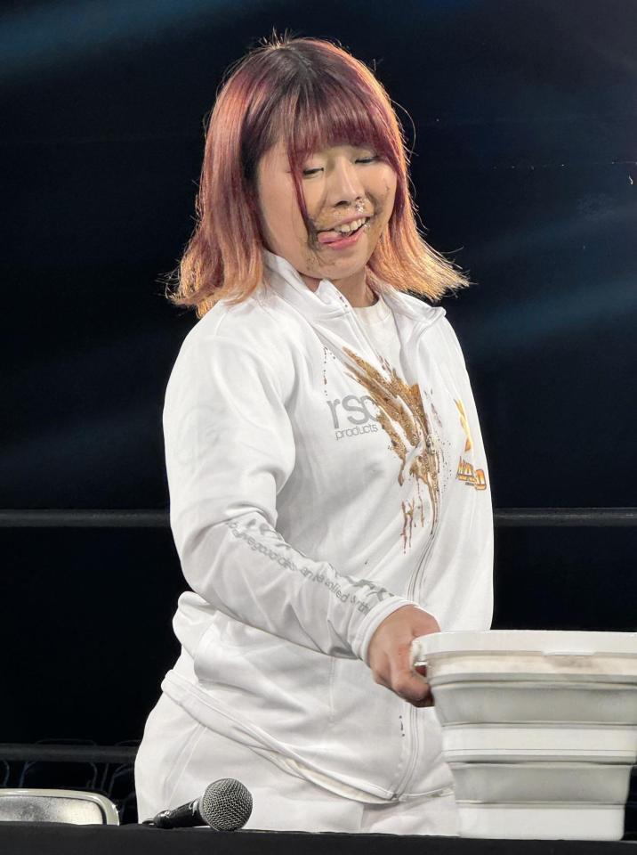 　持参した泥水をガブ飲みし、周囲を驚かせた石川奈青