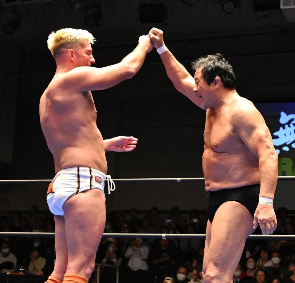 健闘を称えあうザック・セイバーＪｒ（左）と藤波辰爾＝後楽園ホール