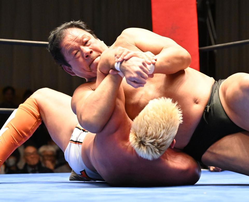 　ザック・セイバーＪｒ（下）を攻める藤波辰爾