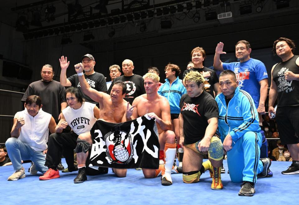 集合写真におさまる藤波辰爾たち＝後楽園ホール