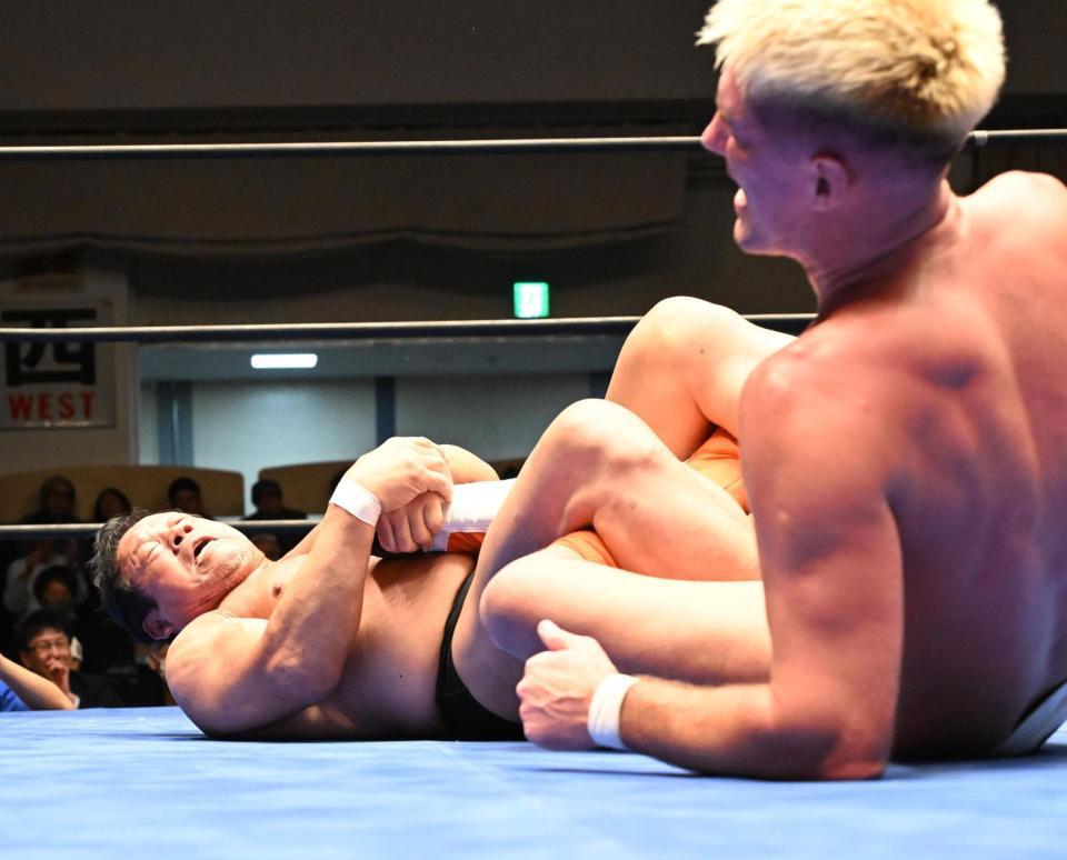 　ザック・セイバーＪｒ（右）を攻める藤波辰爾