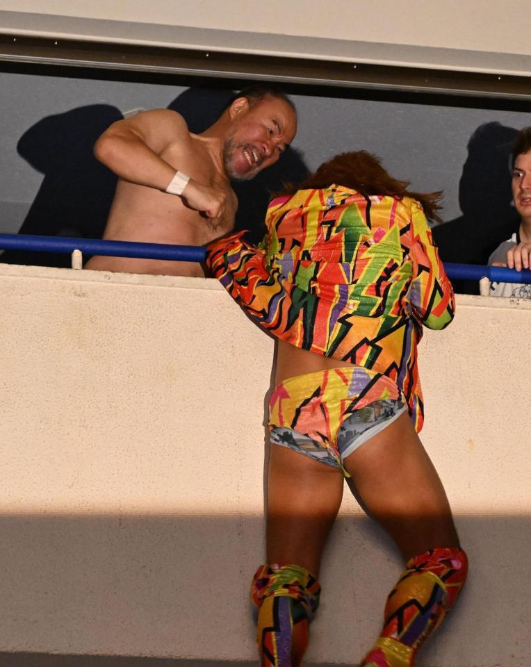 　バルコニーで黒潮ＴＯＫＹＯジャパン（下）を攻める越中詩郎