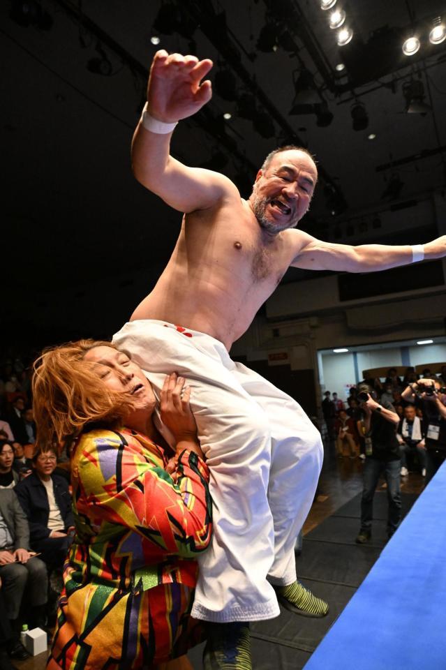 　黒潮ＴＯＫＹＯジャパン（下）を攻める越中詩郎