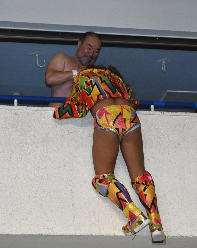 　バルコニーで黒潮ＴＯＫＹＯジャパン（下）を攻める越中詩郎