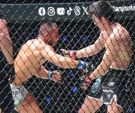 青木真也、日本人対決で2回TKO負けも“自賛”「いい試合、最高のプロレスできた」MMA引退は明言せず「ギャラ次第」