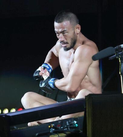 　青木真也にＫＯ勝ちし、花道で切腹パフォーマンスをする手塚裕之（撮影・吉澤敬太）