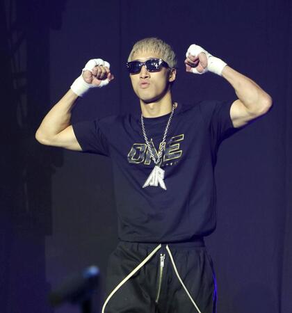 　選手紹介で登場した安保瑠輝也（撮影・吉澤敬太）