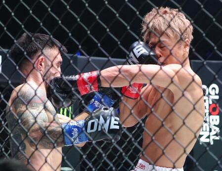 　デニス・ピューリック（左）の顔面を打ち抜く武尊（撮影・吉澤敬太）