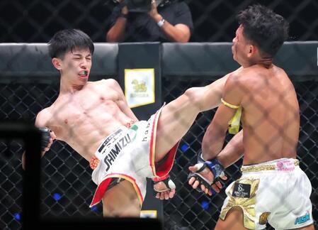 　ヌンスリン・チョー・ケットウィナー（右）を攻める吉成名高（撮影・吉澤敬太）