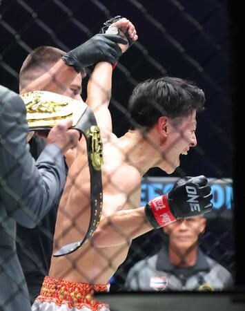 　ベルトを奪取し喜ぶ吉成名高（撮影・吉澤敬太）