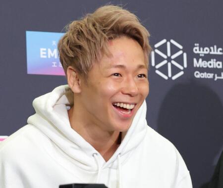 　会見場で笑顔を見せる武尊（撮影・吉澤敬太）