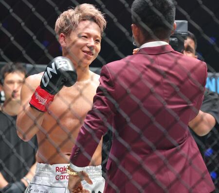 　デニス・ピューリックにＫＯ勝ちし、リング上でロッタン（手前）に笑顔を見せる武尊（撮影・吉澤敬太）