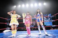 　熱戦を展開した（左から）らく、渡辺未詩、荒井優希