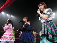 　リングで熱唱する矢口真里（中央）