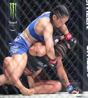 　平田樹（下）を攻める沢田千優（撮影・吉澤敬太）