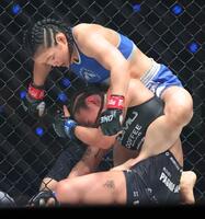 　平田樹（下）を攻める沢田千優（撮影・吉澤敬太）