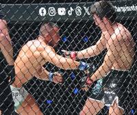 　第２Ｒ、青木真也（右）にＫＯ勝ちを収める手塚裕之（撮影・吉澤敬太）