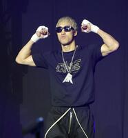 　選手紹介で登場した安保瑠輝也（撮影・吉澤敬太）