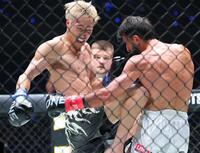 　マラット・グレゴリアン（右）を攻める安保瑠輝也（撮影・吉澤敬太）