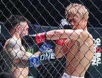 　デニス・ピューリック（左）の顔面を打ち抜く武尊（撮影・吉澤敬太）