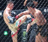 　スーパーボン（右）と打ち合う野杁正明（撮影・吉澤敬太）