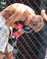 　デニス・ピューリック戦後、涙しながら次戦での引退を宣言し、頭を下げる武尊（撮影・吉澤敬太）